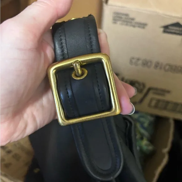 Coach stewardess Black Leather Shoulder Bag with Gold Accents - Picture 4 of 15